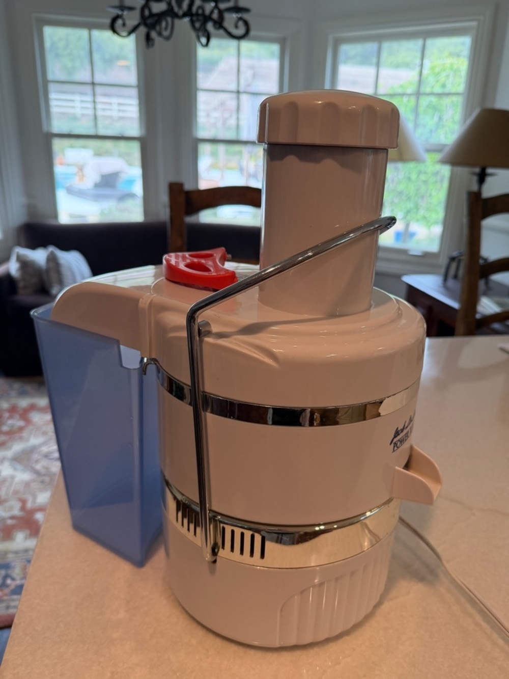 Jack lelannes White Electric power Juice Extractor with Blue Pulp Container